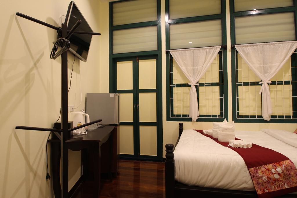 Srisomboon Hostel Trang Eksteriør bilde