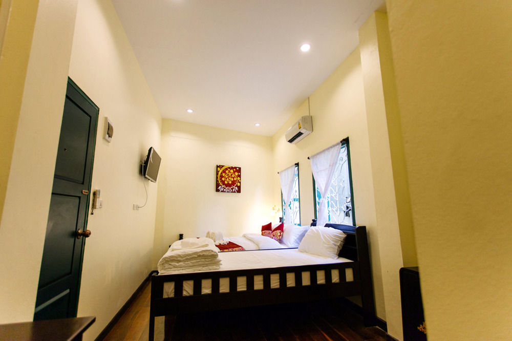 Srisomboon Hostel Trang Eksteriør bilde