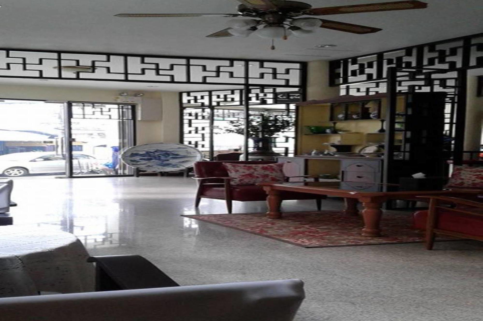 Srisomboon Hostel Trang Eksteriør bilde