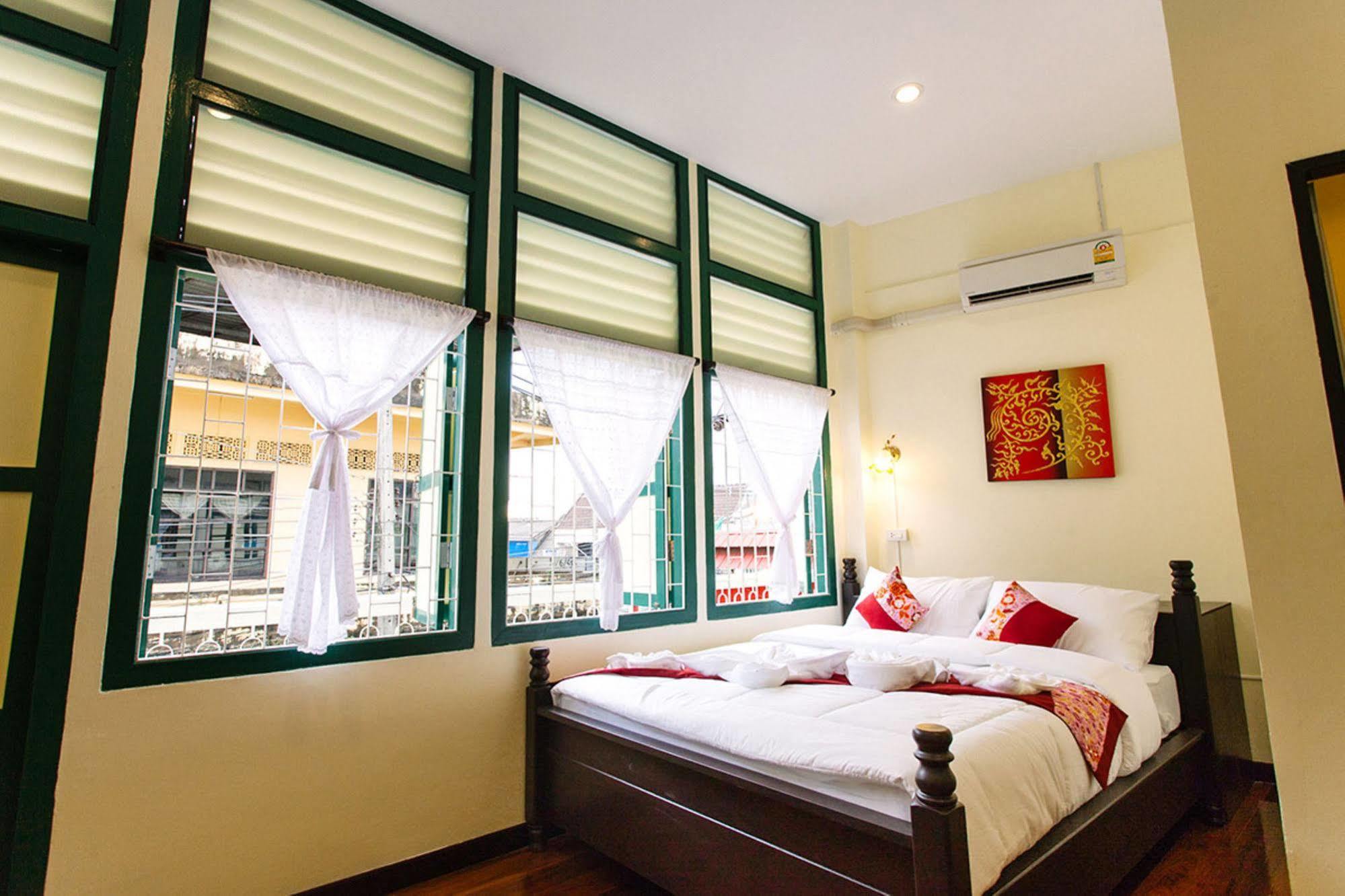Srisomboon Hostel Trang Eksteriør bilde