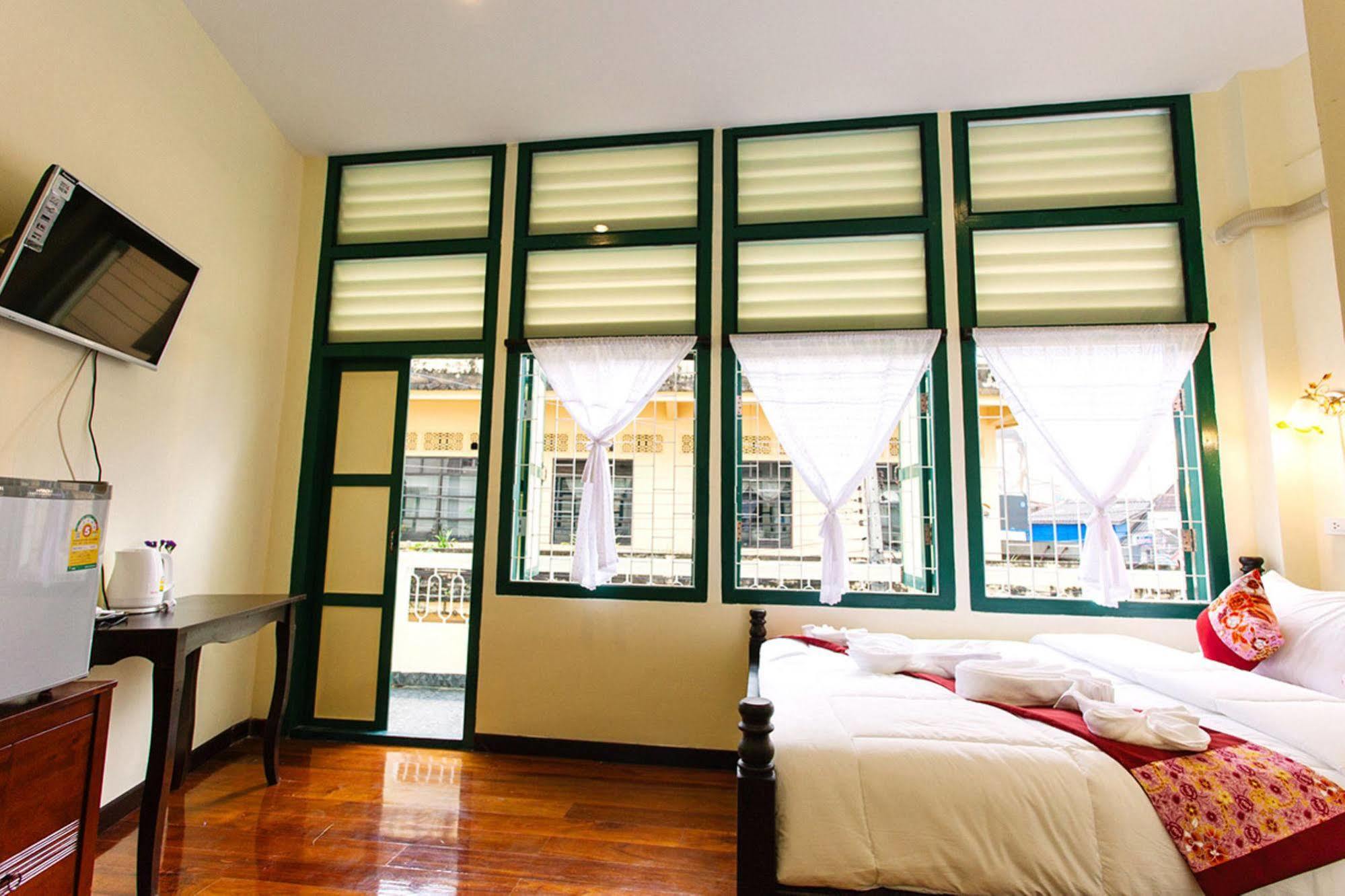 Srisomboon Hostel Trang Eksteriør bilde
