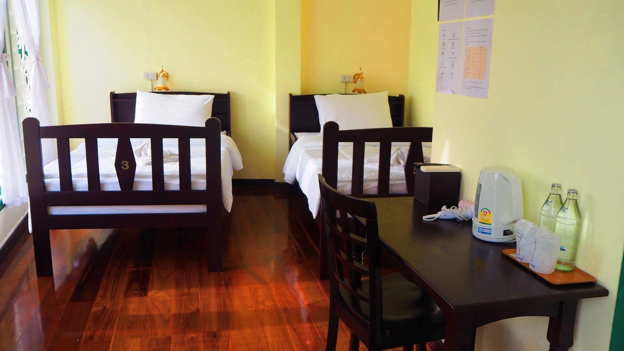 Srisomboon Hostel Trang Eksteriør bilde