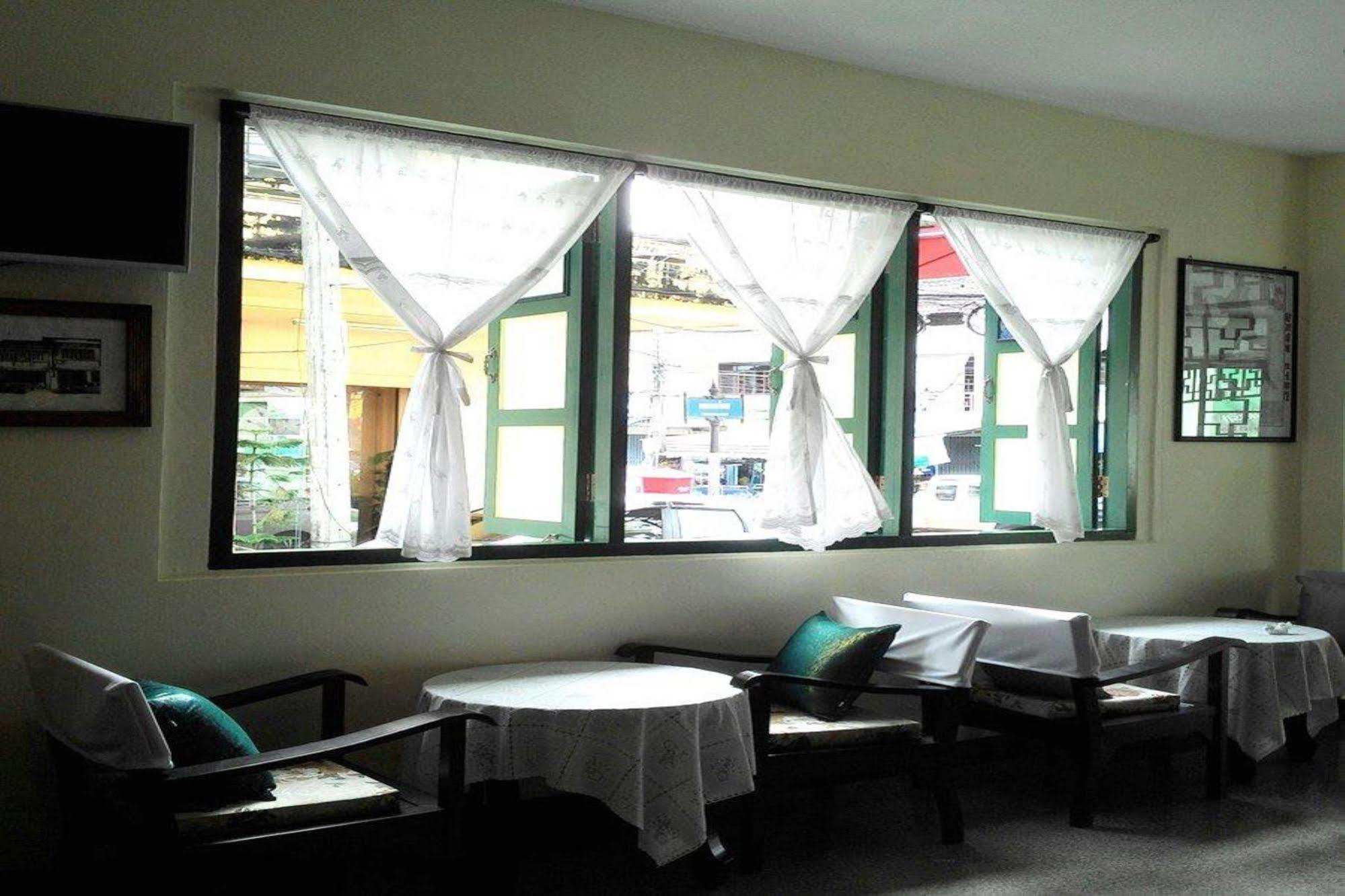 Srisomboon Hostel Trang Eksteriør bilde