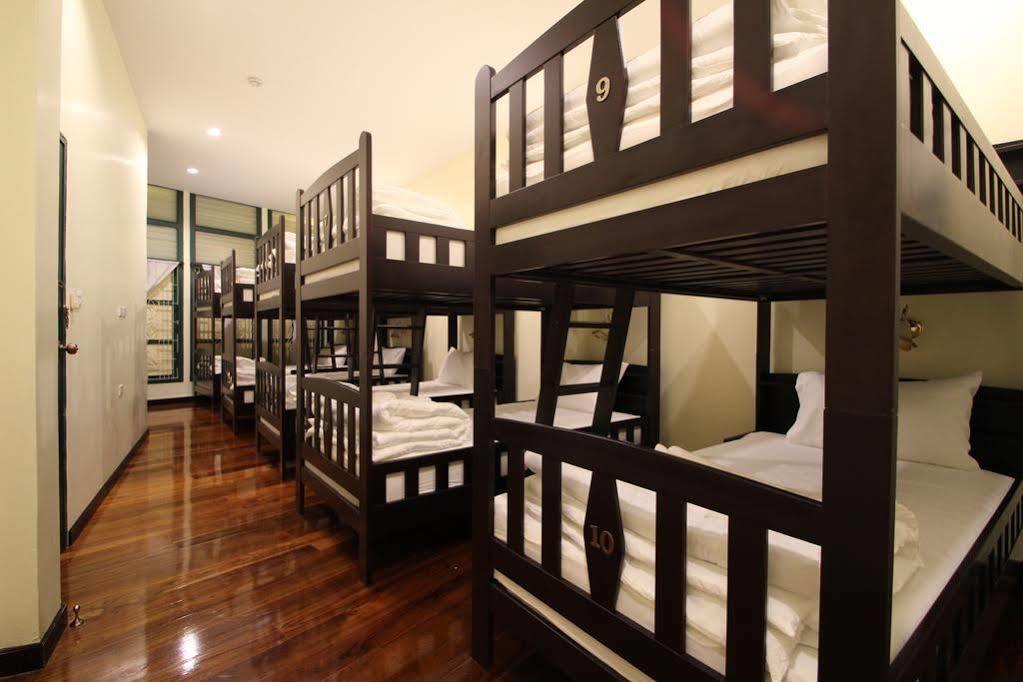 Srisomboon Hostel Trang Eksteriør bilde
